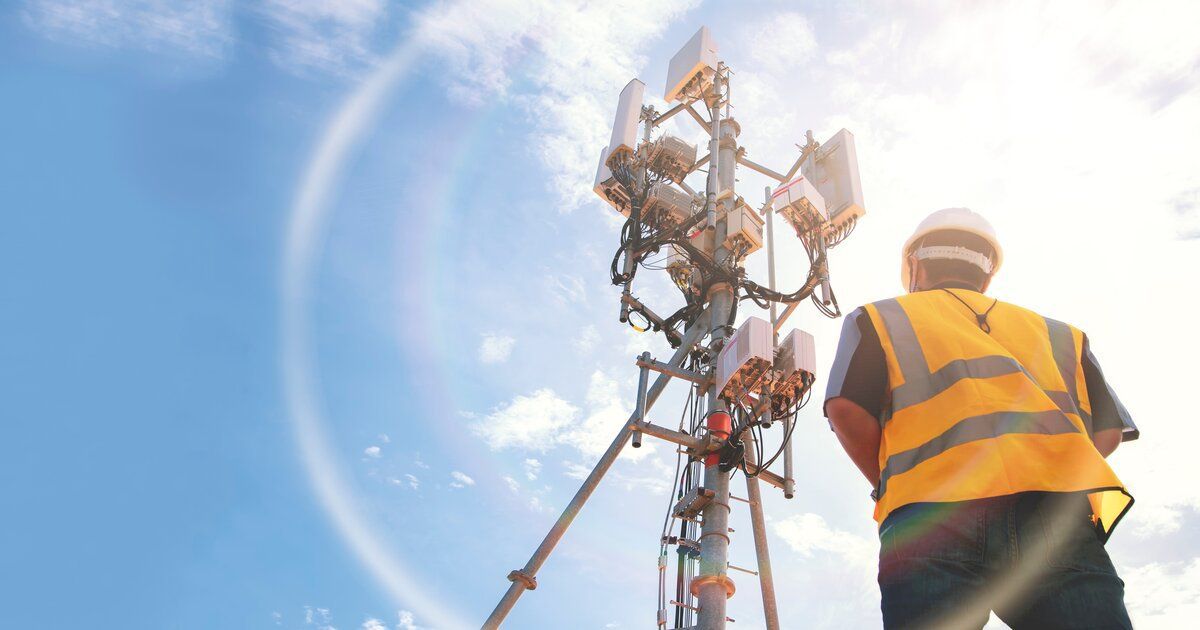 Profesional trabajando en una torre de telecomunicaciones